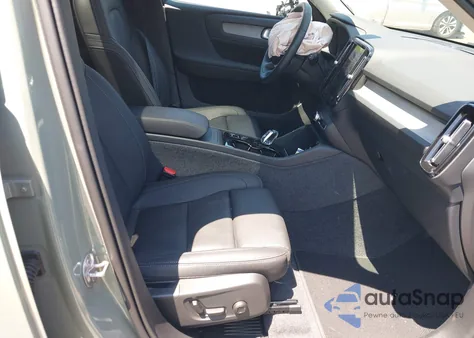 2025 Volvo Xc40 B5 Plus Dark Theme z USA, uszkodzony, nr VIN YV4L12UC1S2453686